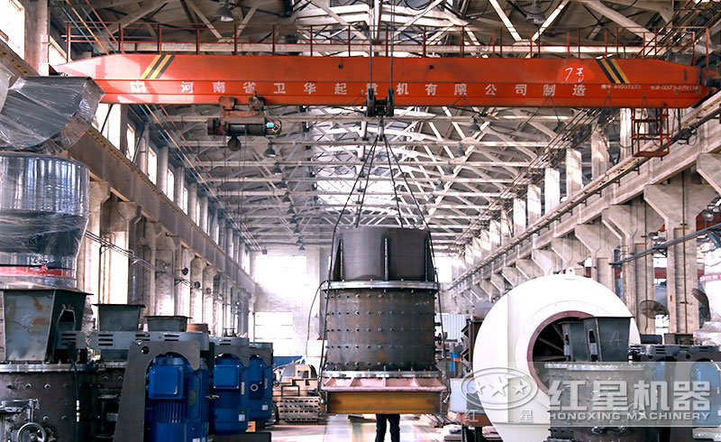 復(fù)合式破碎機(jī)的生產(chǎn)車(chē)間 復(fù)合式破碎機(jī)的生產(chǎn)車(chē)間